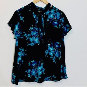 EUC‎ Torrid black/blue floral tie neckline blouse